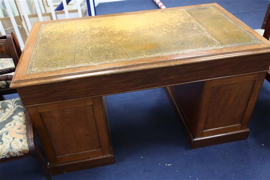 An early Victorian mahogany pedestal desk, 4ft 6in. x 2ft 6in. H. 2ft 5.5in.